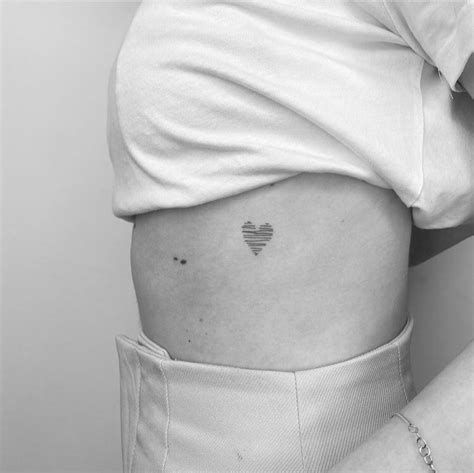 pequeo tatuajes en el pecho|Tatuajes pequeños en el pecho para mujeres。